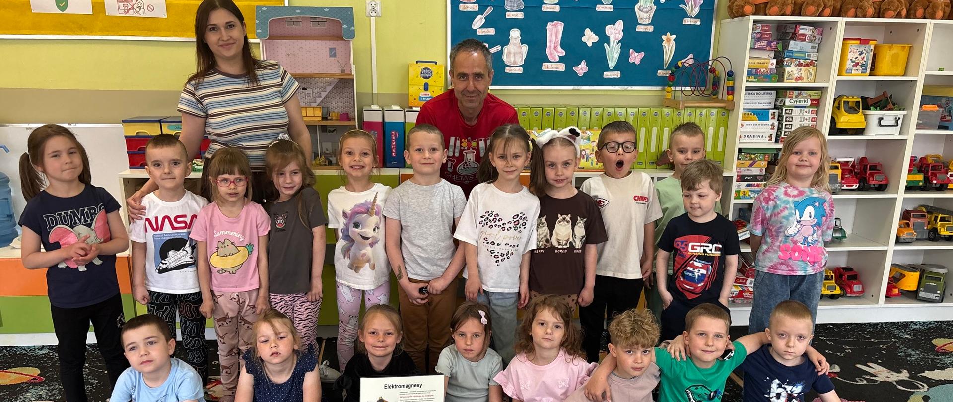 1 mężczyzna, 1 kobieta i grupa dzieci 