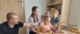 Dzieci i rodzice w trakcie zajęć w sali przedszkolnej