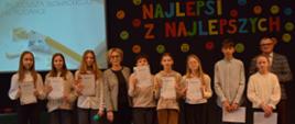 Uczniowie z najwyższą średnią ocen i najwyższą frekwencją zostali wyróżnieni podczas uroczystego apelu.