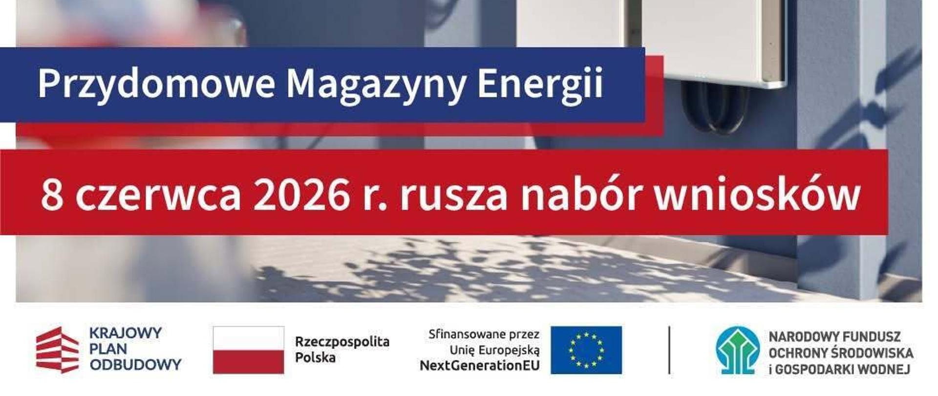 zdjęcie przedstawia biały magazyn energii zamontowany po zewnętrznej ścianie budynku na dole cztery różne loga 
