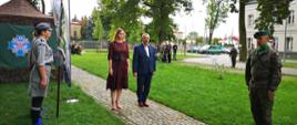 Zdjęcie wykonano w Parku Miejskim przy ulicy Makowskiej w Przasnyszu podczas obchodów 82. rocznicy wybuchu drugiej Wojny Światowej. Na fotografii przedstawiciele Powiatu Przasnyskiego, Przewodnicząca Rady Powiatu Przasnyskiego Katarzyna Wróblewska oraz Wicestarosta Przasnyski Waldemar Trochimiuk. Po lewej poczet sztandarowy Związku Harcerzy Polskich imienia Janusza Korczaka w Przasnyszu, po prawej żołnierz przasnyskiej jednostki wojskowej. 