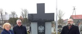 Starosta Przasnyski Krzysztof Bieńkowski uczcił Narodowy Dzień Żołnierzy Wyklętych zapalając znicze pod Pomnikiem Bohaterów Niepodległości