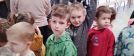 Dzieci pozują do zdjęcia na szkolnym korytarzu
