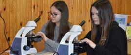 sala biologiczna - dwie dziewczyny przy mikroskopie