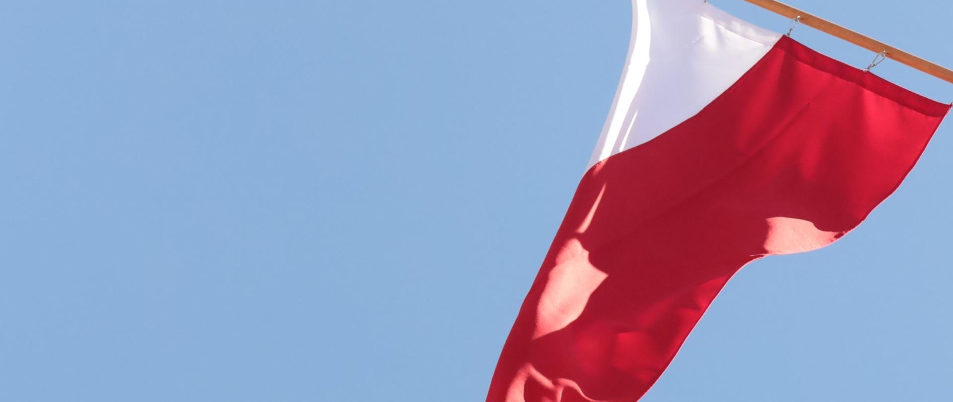 Podwieszona flaga Polski 