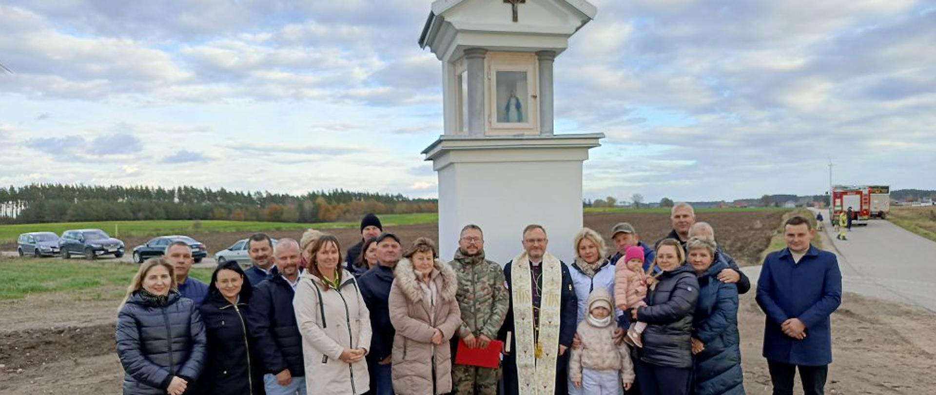 Zdjęcie grupowe - odsłonięcie Kapliczki w Kurejwie