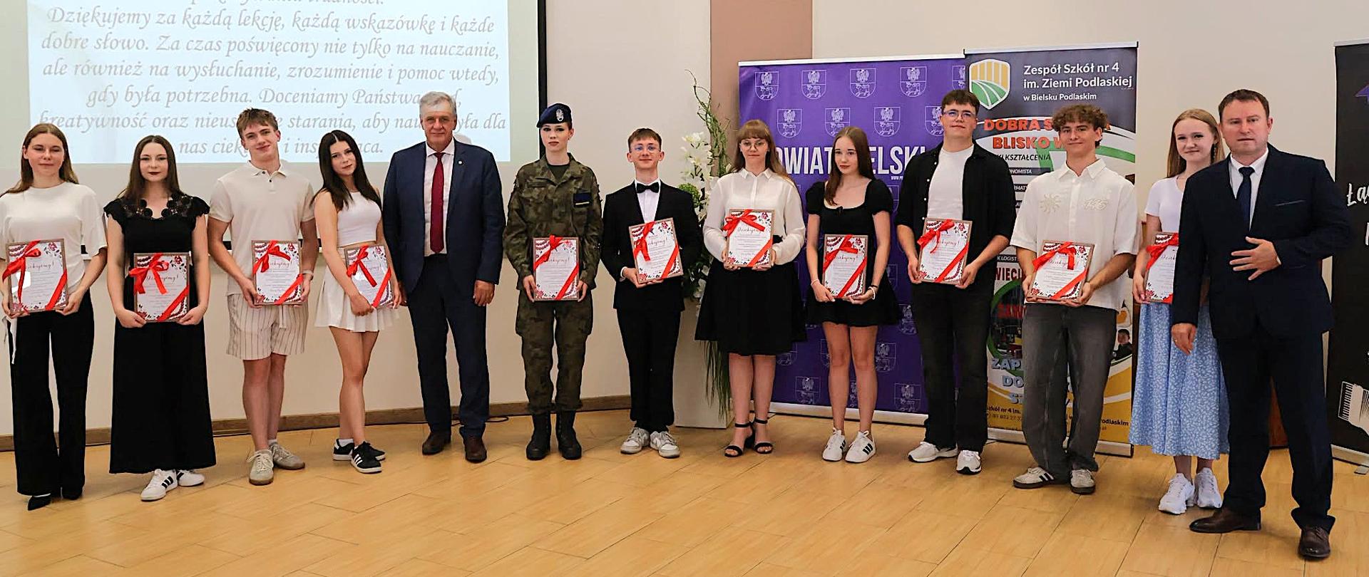 Uroczystość zakończenia roku szkolnego w Zespole Szkół nr 4 im. Ziemi Podlaskiej z udziałem starosty bielskiego Sławomira Jerzego Snarskiego