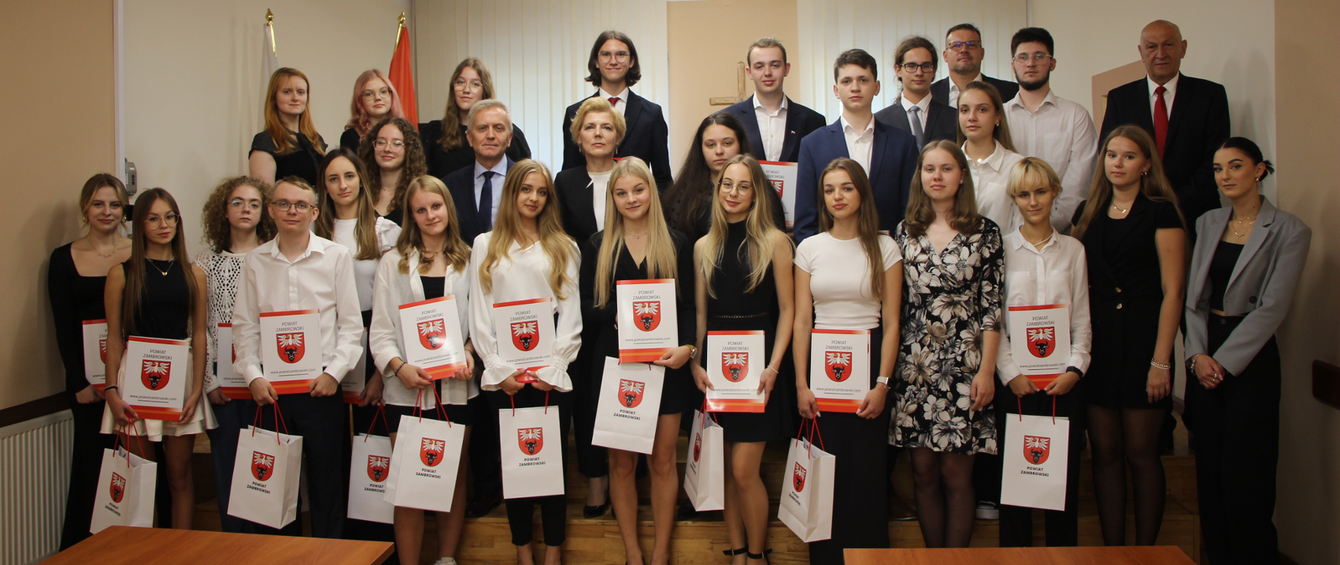grupowe zdjęcie Starosty Zambrowskiego z nagrodzonymi stypendystami oraz dyrektorami szkół z terenu powiatu zambrowskiego