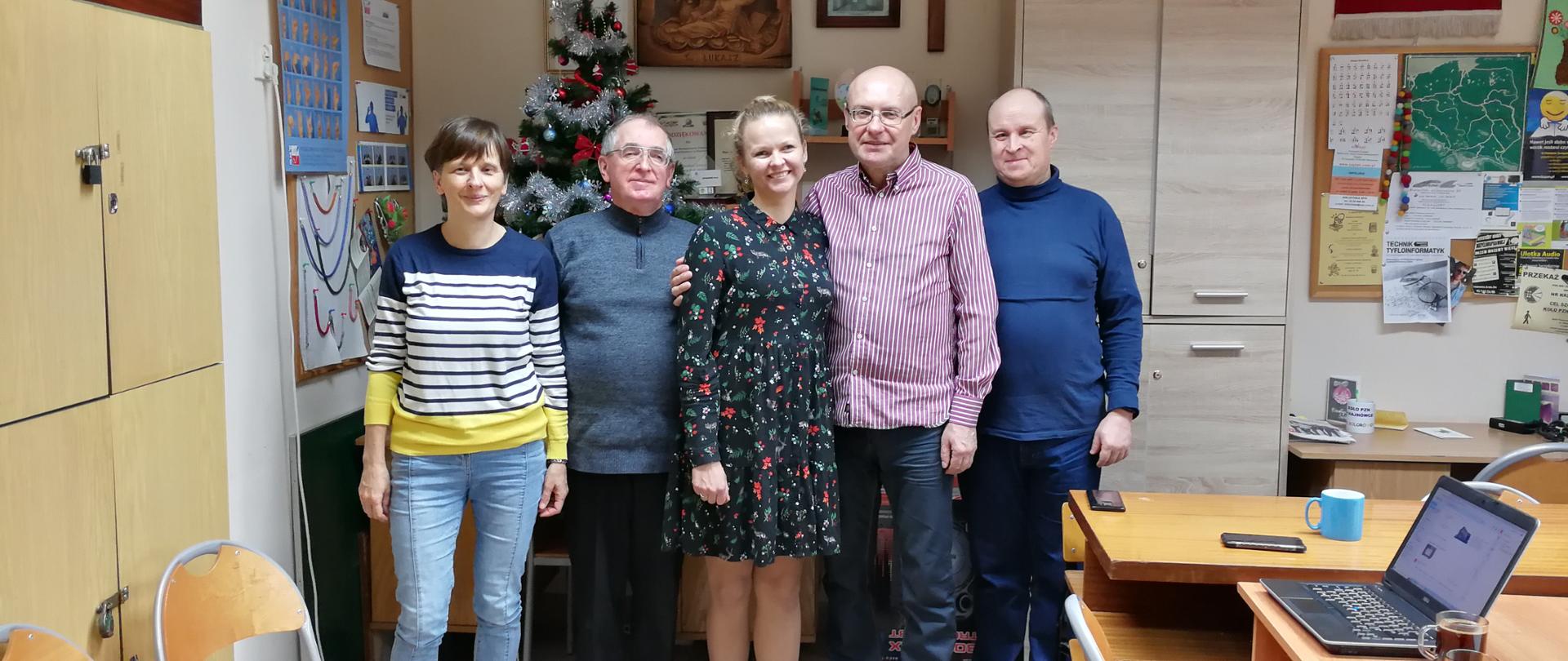 Członkowie Koła pozują do zdjęcia ze swoim gościem