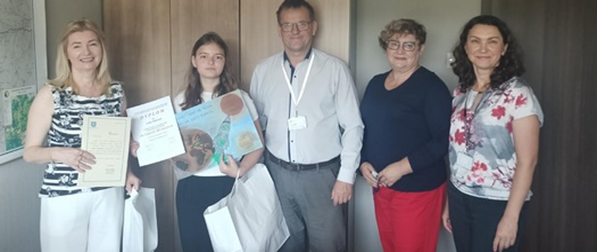 Odbiór nagrody za plakat ekologiczny w Starostwie Powiatowym w Kielcach.