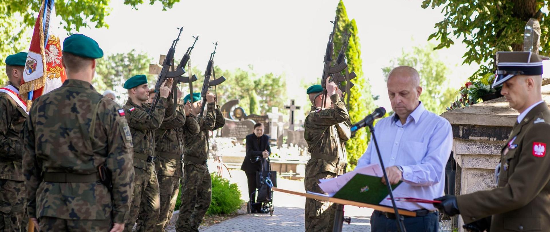 Żołnierze podczas salwy honorowej na cmentarzu w Brańszczyku.