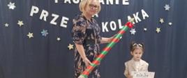 Pasowanie na przedszkolaka z udziałem dzieci i Pani Dyrektor.