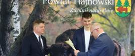 Moment wręczenia nagród i pucharów sportowcom
