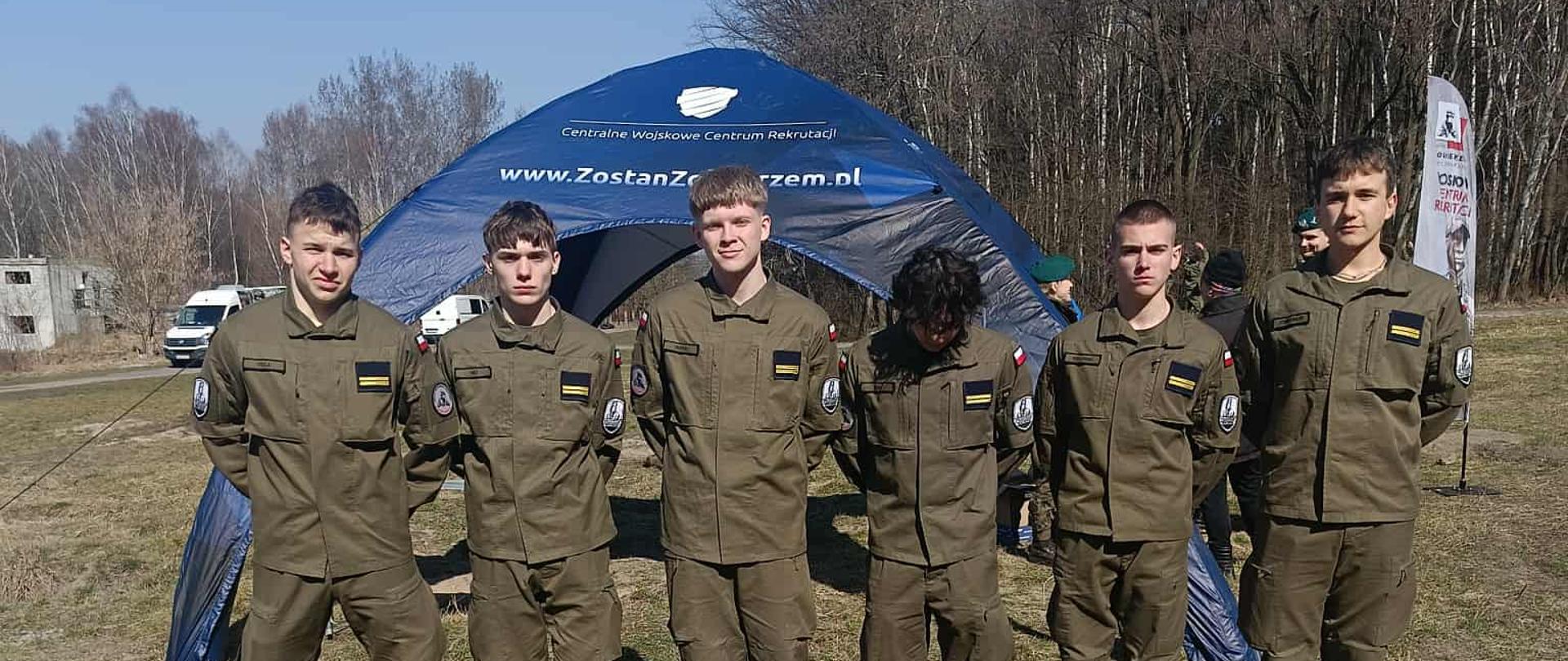 Uczniowie 1 Liceum Ogólnokształcącego im. T. Kościuszki w Dąbrowie Tarnowskiej podczas spartakiady