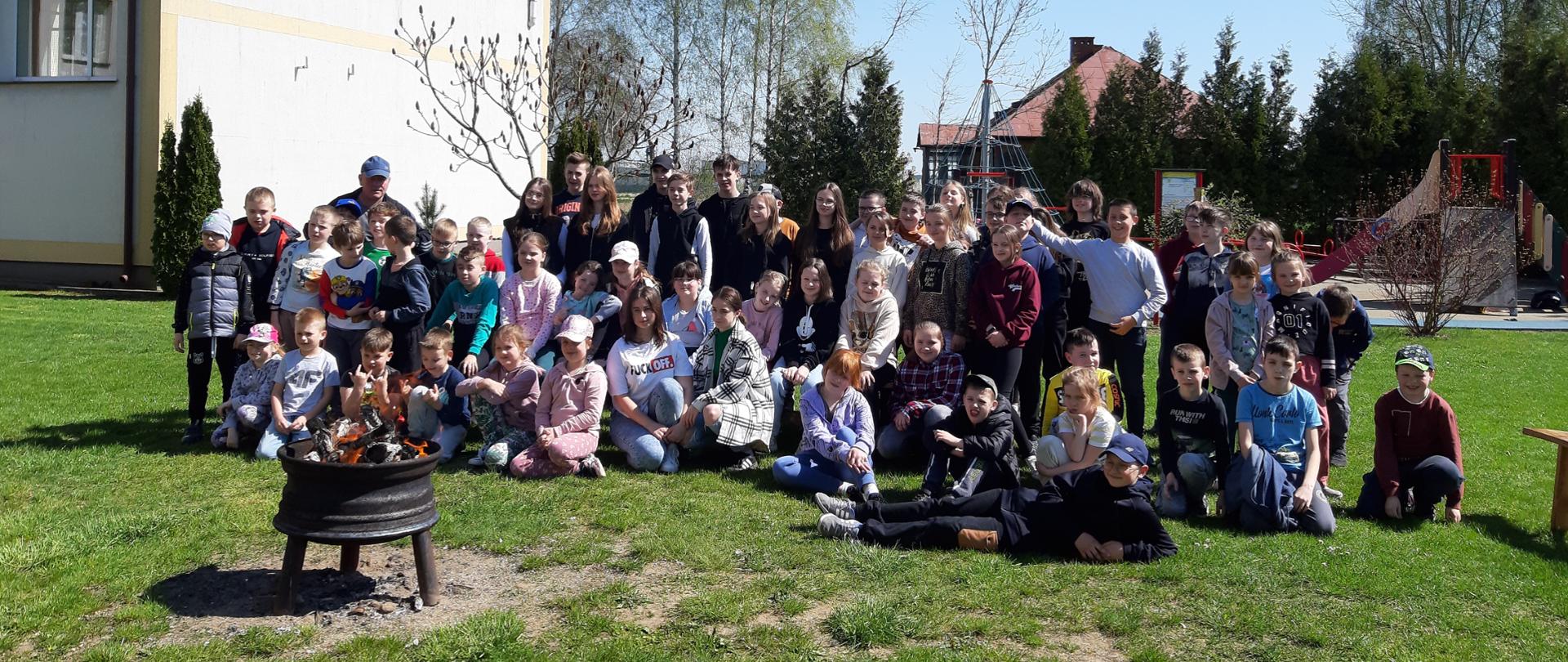 Uczestnicy akcji sprzątania świata z PSP Wyrozeby Podawce