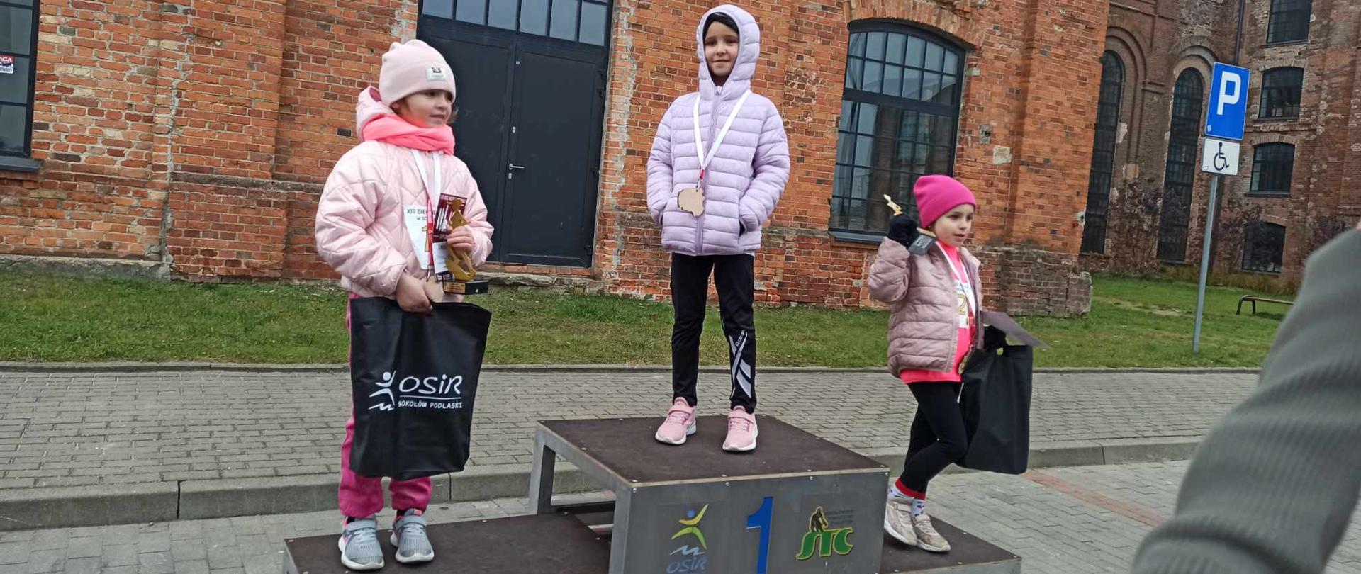 3 dzieci na podium 