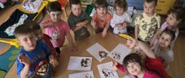 Przygotowujemy "sypane" obrazki - dzieci prezentują efekty pracy
