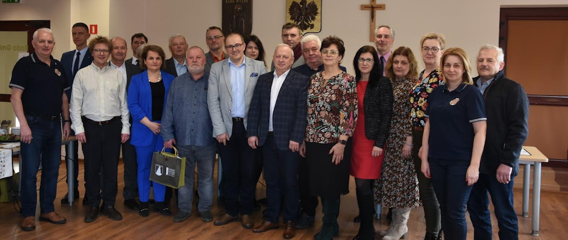 Zdjęcie zbiorowe delegacji Gminy Słupsk z przedstawicielami Gminy Raba Wyżna. Zdjęcie wykonane na sali obrad Urzędu Gminy w Rabie Wyżnej