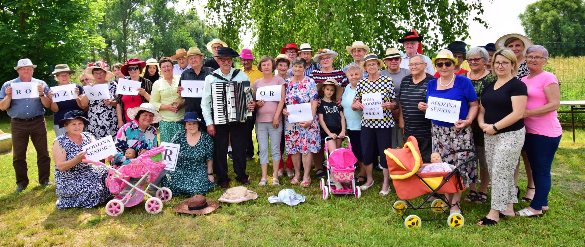 seniorzy na pikniku z okazji dnia rodziny