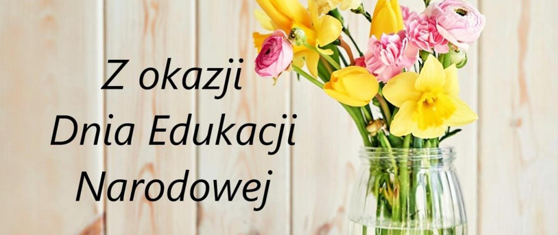 Z okazji Dnia Edukacji Narodowej, w tle bukiet kwiatów w wazonie