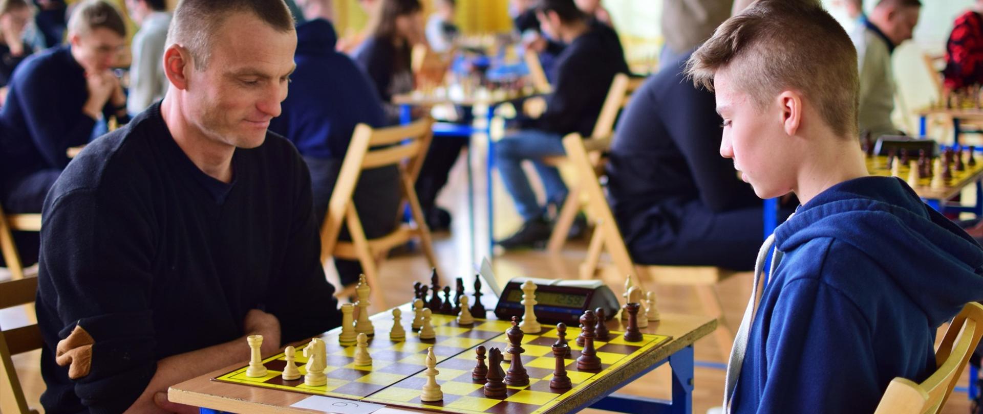 Uczestnicy turnieju szachowego podczas rozgrywek w szachy
