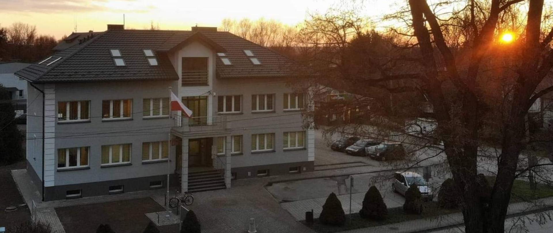 zdjęcie przedstawia widok budynku urzędu gminy os strony frontowej po zakończeniu inwestycji