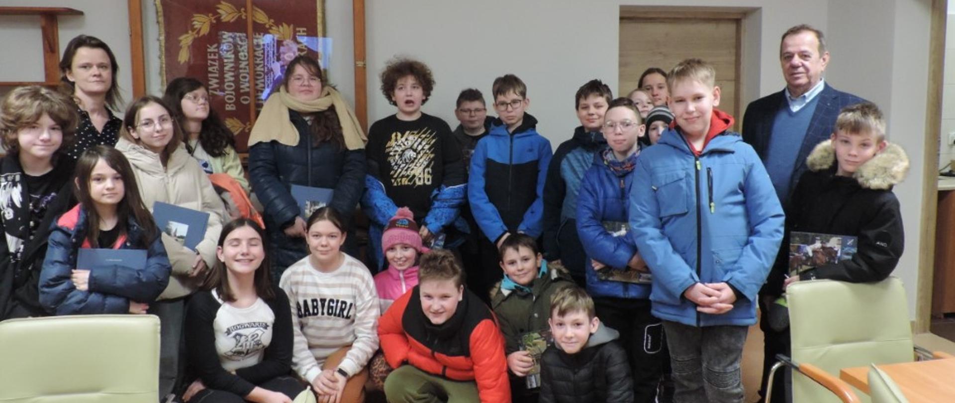 Na zdjęciu widać uczniów klasy 5b szkoły Podstawowej im. Św. Jana Pawła II w Kaczorach