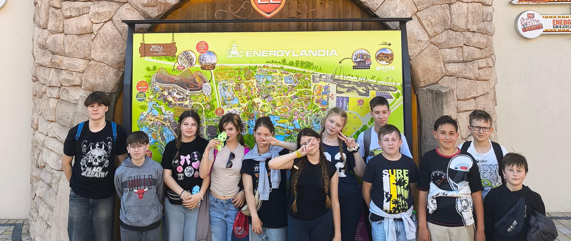 Uczniowie klas VI-VII na wycieczce do Energylandii