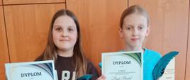 Nasze uczennice z pamiątkowym dyplomem oraz statuetką 