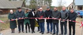Uroczyste otwarcie drogi - uczestnicy przecinają wstęgę