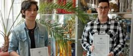 Laureaci Marcin Nawrocki i Kamil Jarosz prezentują dyplomy