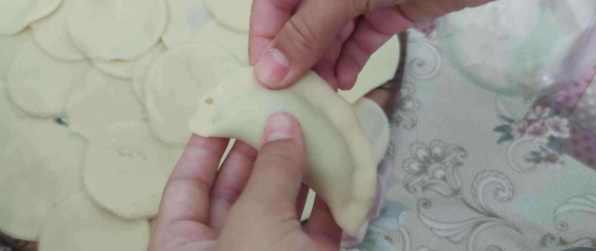 lepienie pierogów
