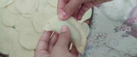 lepienie pierogów