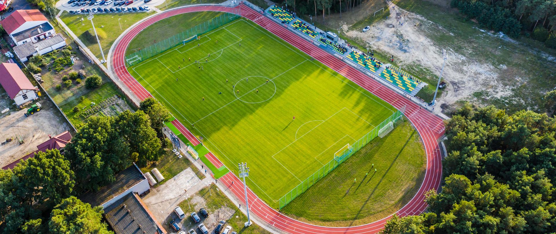 Widok z góry na stadion, boisko piłkarskie otoczone bieżnią lekkoatletyczną