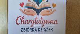 Na górze zdjęcia brązowe tło. Z lewej strony pasek w kolorze jasnobrązowym. Na tle brązowego tła biała kartka. Na górze kartki kolorowe grafiki książek, nad nimi czerwone serce, poniżej otwarta książka a pod nią grafika otwartych dłoni. Poniżej nich napis z liter czerwonych oraz czarnych. 