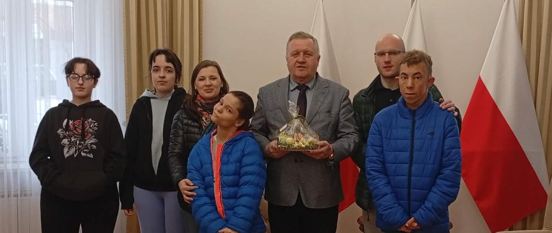 Podopieczni DRO "Caritas" w Gorlicach i Etatowy Członek Zarządu Powiatu Gorlickiego Marek Ludwin