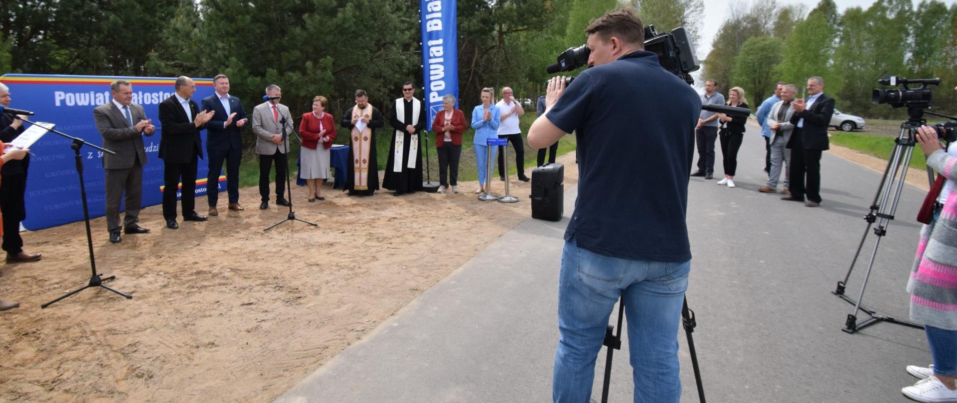 Oficjalne otwarcie drogi Zagruszany - Pasynki - Żuki. Przywitanie uczestników. Wydarzenie rejestrują kamery lokalnych stacji TV.
