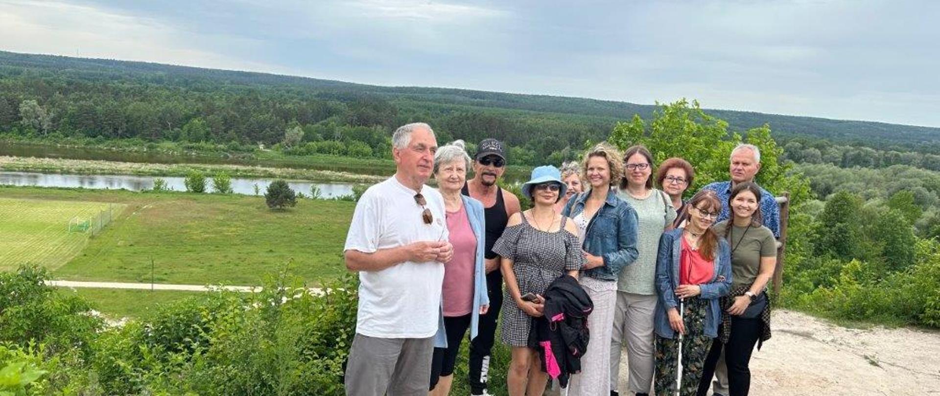 Członkowie Koła PZN pozują do zdjęcia na tle panoramy rzeki Bug