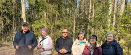 Uczestnicy z kijami nordic walking pozują do zdjęcia
