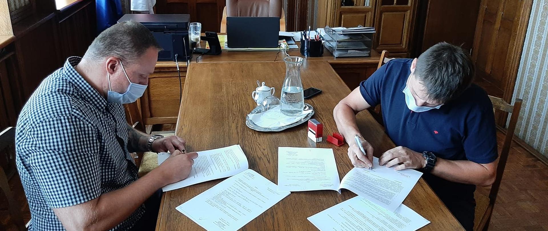 Podpisanie umowy budowa oświetlenia i monitoringu na wysypisku odpadów komunalnych w Hucie Szklanej