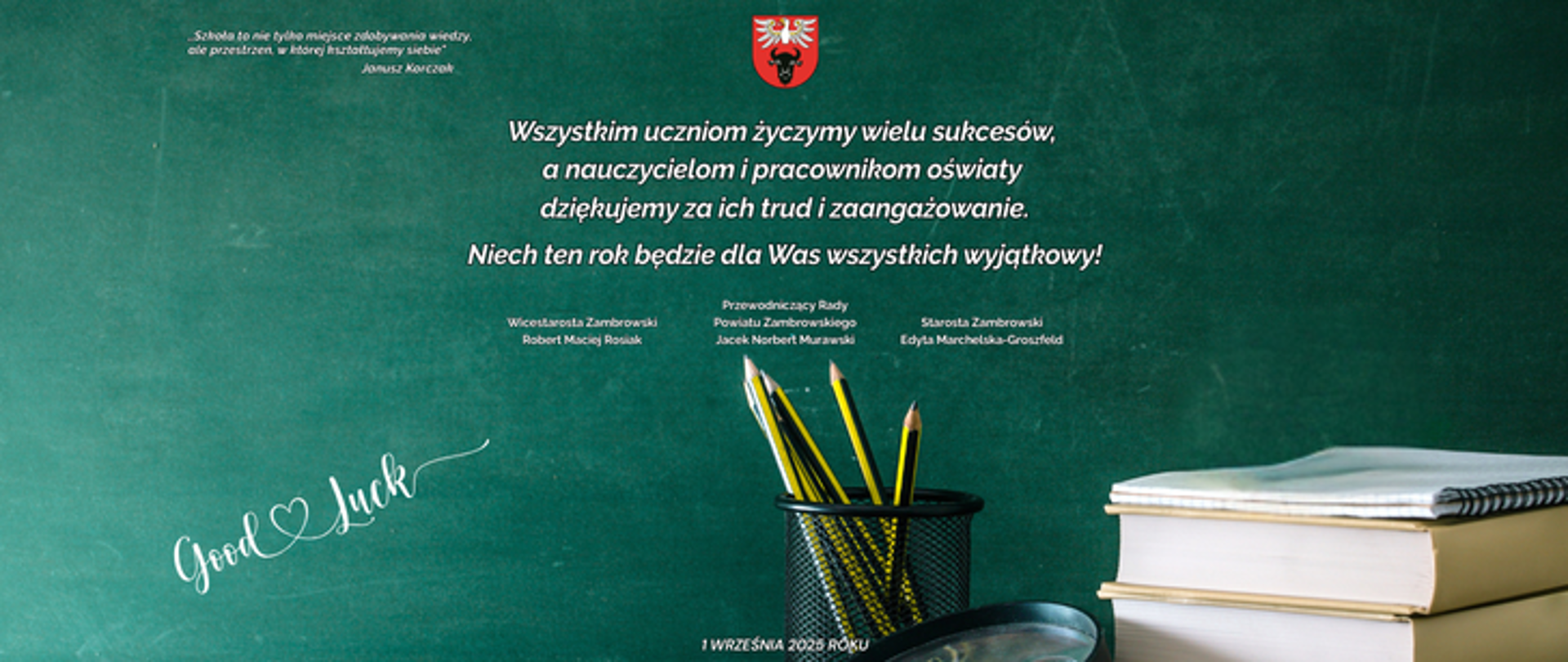 życzenia z okazji rozpoczęcia roku szkolnego 2025/2026, na których znajduje się następujący tekst "",,Szkoła to nie tylko miejsce zdobywania wiedzy, ale przestrzeń, w której kształtujemy siebie" Janusz Korczak, Wszystkim uczniom życzymy wielu sukcesów, a nauczycielom i pracownikom oświaty dziękujemy za ich trud i zaangażowanie.​ Niech ten rok będzie dla Was wszystkich wyjątkowy!"
