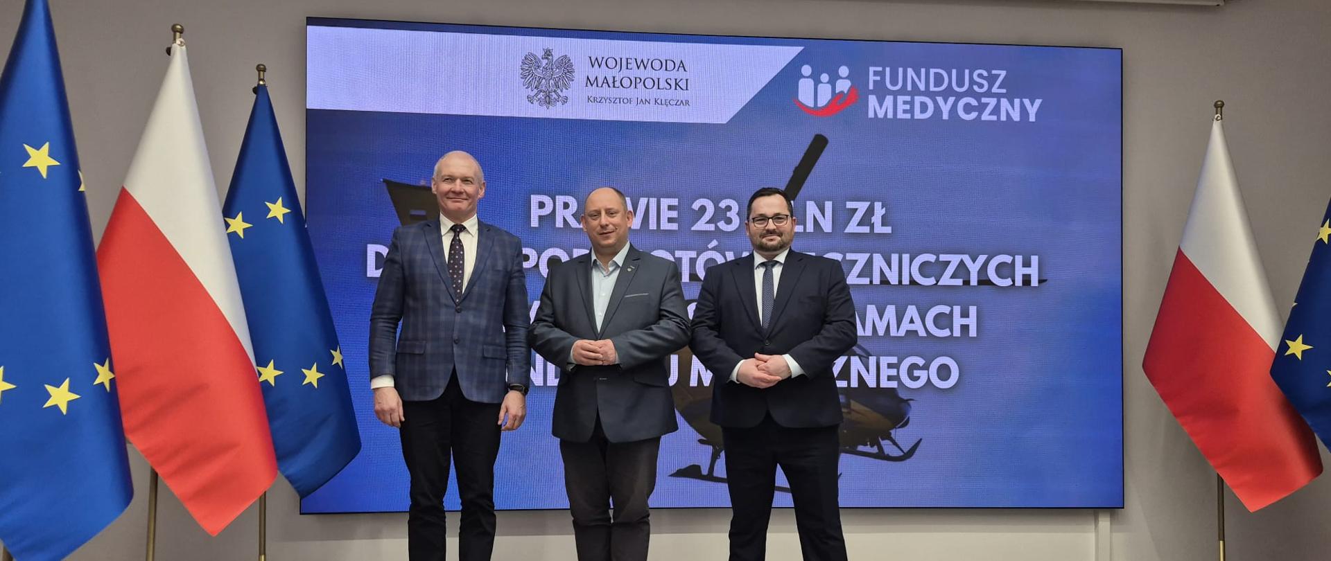 Od lewej: Marian Świerz Dyrektor Szpitala Specjalistycznego im. H. Klimontowicza w Gorlicach, Wojewoda Małopolski Jan Krzysztof Klęczar, Starosta Gorlicki Mirosław Waląg