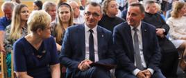 Na zdjęciu znajdują się poseł na Sejm RP Pan Kazimierz Choma, Starosta Kraśnicki Pan Paweł Kudrel oraz Dyrektor Zespołu Szkół nr 2 w Kraśniku Pani Grażyna Jach podczas uroczystości rozpoczęcia roku szkolnego 2023/2024. 
