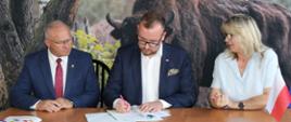 Starosta Hajnowski Andrzej Skiepko, Wicemarszałek Sebastian Łukaszewicz oraz Wicestarosta Joanna Kojło podpisują umowę
