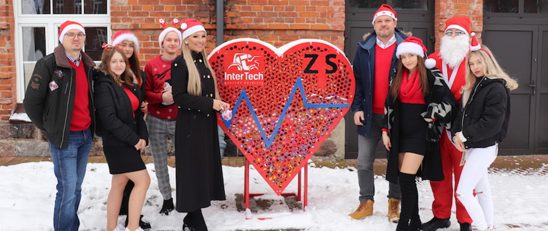 na zdjęciu znajduje się społeczność ze ZS1 w Zambrowie oraz Prezes firmy InterTech w Zambrowie