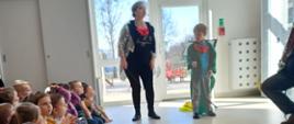 Artyści angażują dzieci w występie
