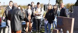 Akcję uczniów II LO w Końskich "Jesienna pamięć o bohaterach"