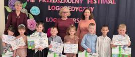 Nauczycielki, Dyrekcja i nagrodzone dzieci pozują do zdjęcia