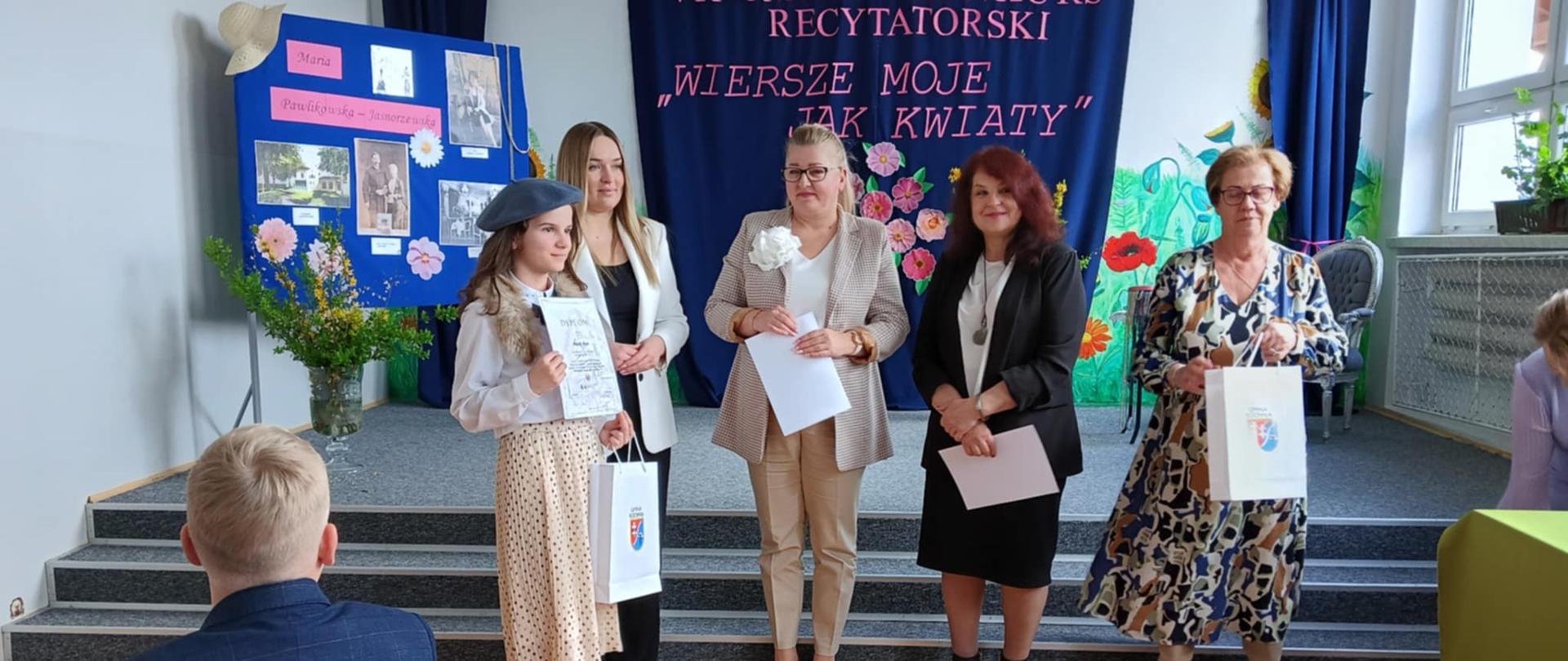 Uczennica otrzymała nagrodę i dyplom za udział w konkursie.