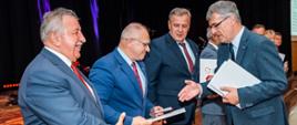 Moment wręczenia nagrody przez Starostę Hajnowskiego
